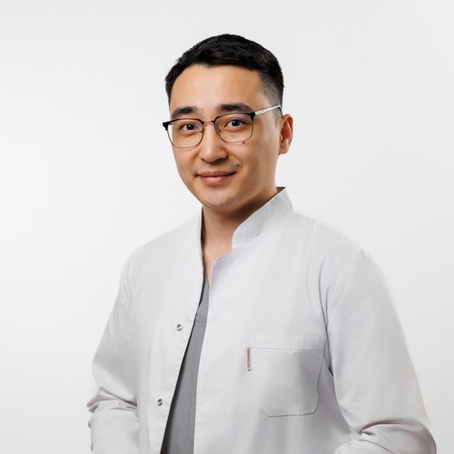 Врач Куштарбеков Кубат Куштарбекович